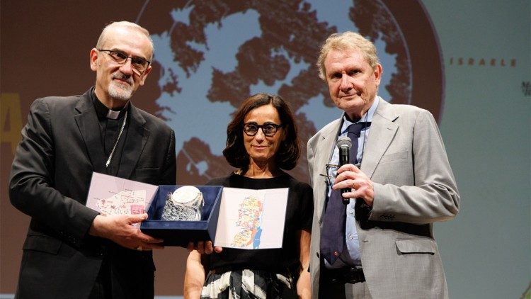 Il cardinale Pierbattista Pizzaballa riceve il premio Limes da Lucio Caracciolo e Laura Canali