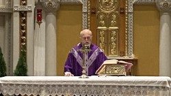 Csete Iván atya szentmise bemutatása közben a New York-i Szent József templomban