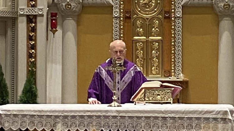 Csete Iván atya szentmise bemutatása közben a New York-i Szent József templomban