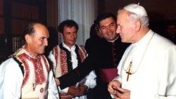 Papa Ioan Paul al II-lea împreună cu doctorul-preot român Martin Benedict (fotografie din arhivă, 30 octombrie 1986)