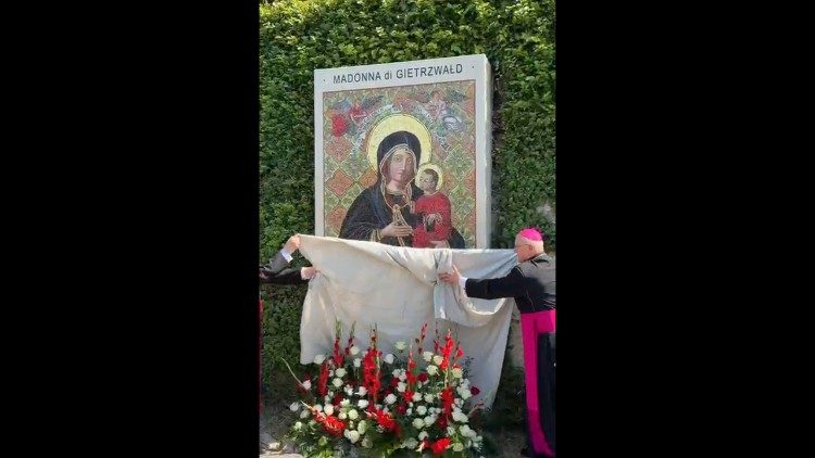 Odsłonięcia dokonali abp J&oacute;zef G&oacute;rzyński i abp Tadeusz Wojda