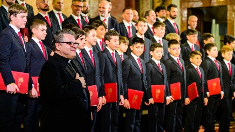 Mons. Pavan com o coro da Capela Musical Pontif&iacute;cia Sistina