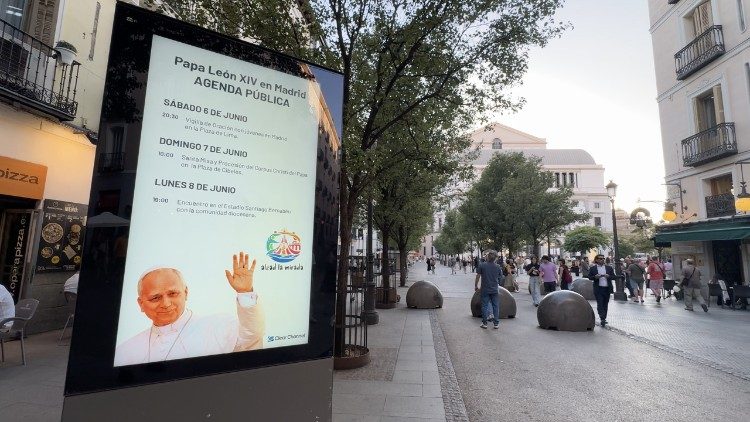 Stolica kraju pełna jest plakat&oacute;w witających Leona XIV