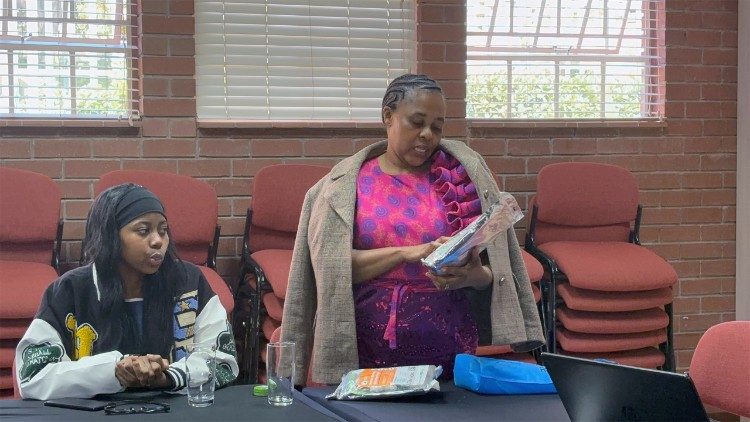 Embaixadoras do YWLFM no encontro com a delega&ccedil;&atilde;o da MISEREOR na Khanya House
