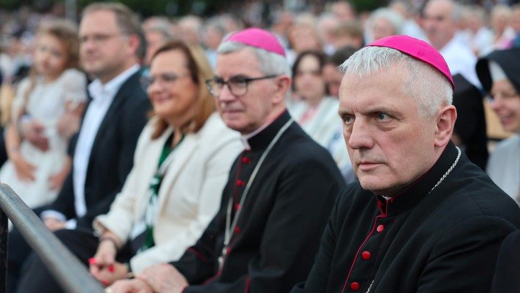 Księża Biskupi wśr&oacute;d uczestnik&oacute;w Koncertu