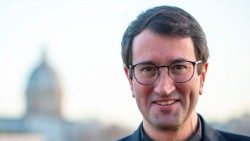 Katolinen piispa Raimo Goyarrola väitteli lääketieteen tohtoriksi