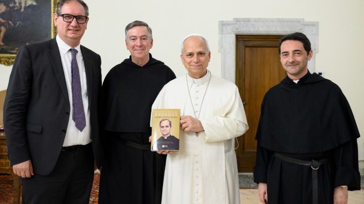 El papa Le&oacute;n con el padre Joseph Farrell y Lorenzo Fazzini (a la izquierda) y el padre Rocco Ronzani (a la derecha)