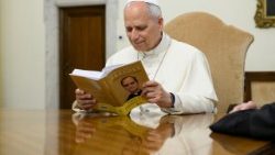 El Papa hojea la primera copia del libro "Libres bajo la gracia"