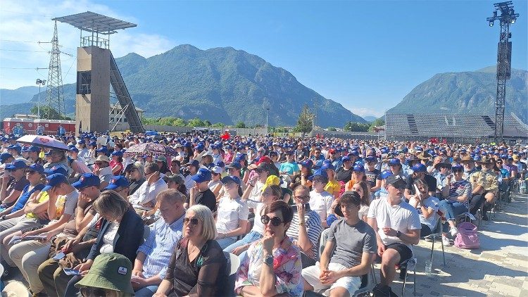 I partecipanti alla Messa, presso la caserma di Gemona, in Friuli, in suffragio delle 990 vittime del sisma del 1976