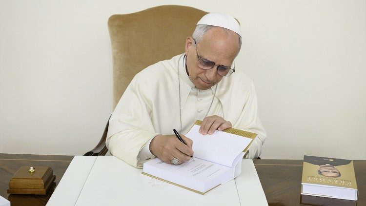 Papa Leone firma la prima copia del libro con i suoi interventi da Priore generale degli Agostiniani