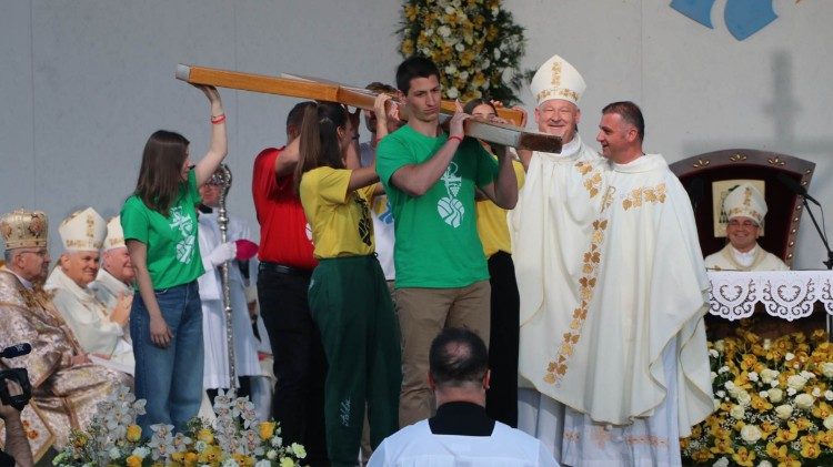 Križ SHKM odlazi u Krčku biskupiju (Foto: Požeška biskupija)
