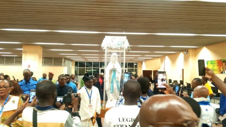 La Statue de Notre-Dame de Lourdes et les reliques de sainte Bernadette pour 40 jours de pri&egrave;re au Cameroun 