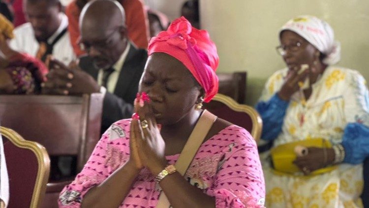 La Statue de Notre-Dame de Lourdes et les reliques de sainte Bernadette pour 40 jours de pri&egrave;re au Cameroun