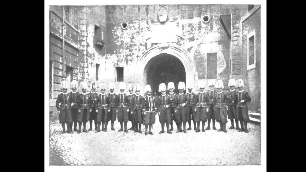 Guardie svizzere in Vaticano nel 1900. 