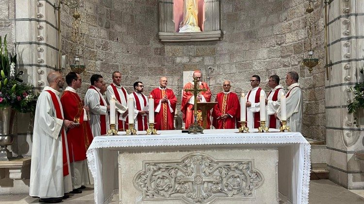 El cardenal Pizzaballa junto a los obispos y sacerdotes que concelebraron la misa de aniversario