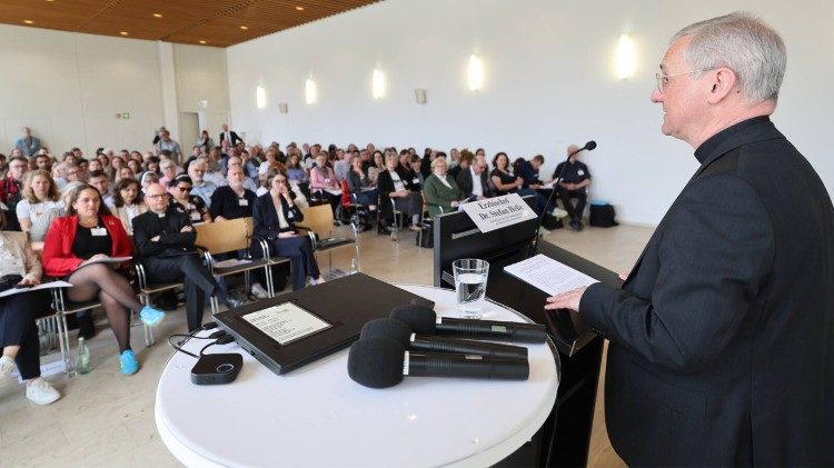 Der Sonderbeauftragte für Flüchtlingsfragen der Deutschen Bischofskonferenz, Erzbischof Stefan Heße (Hamburg) beim 10. Katholischen Flüchtlingsgipfel am 5. Mai 2025 in Würzburg