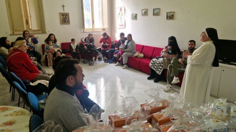 Un incontro al Centro per l'Aiuto alla Vita.