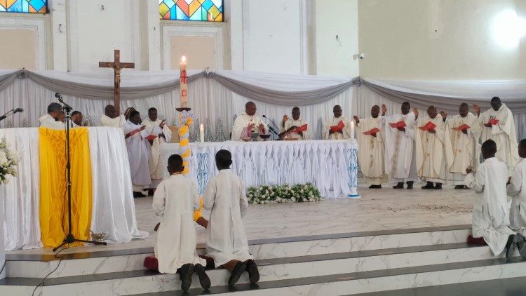 Askofu mkuu Isaac Amani Massawe akiongoza Ibada ya Misa Takatifu