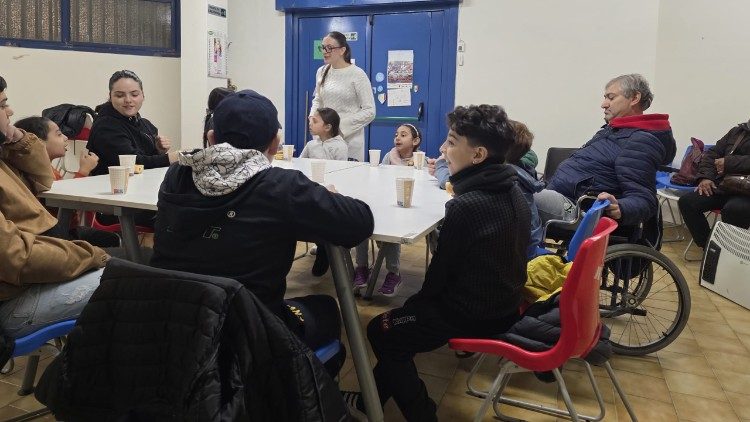 Uno dei momenti di incontro presso le scuole della pace