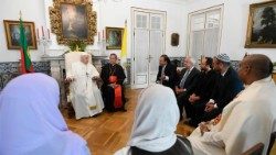 Nesta foto de Arquivo, Papa Francisco recebe a visita de uma delegação do centro internacional de diálogo KAICIID, em Lisboa, Portugal, em 4 de agosto de 2023. 