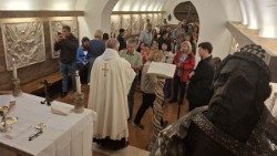 Böjte Csaba atya áldoztat a magyar kápolnában 