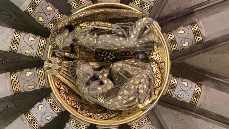 Un dettaglio della cripta che custodisce le spoglie di Gaud&igrave;