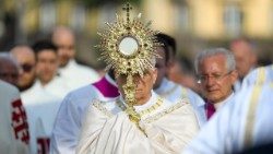 Leon XIV z Najświętszym Sakramentem