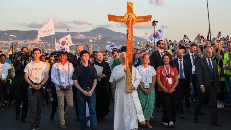 Leone porta la croce del Giubileo insieme ai giovani a Tor Vergata