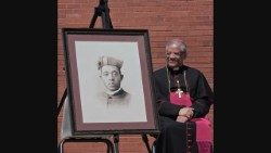 2026.05.07 Askofu wa Jimbo Springfield, Illinois akiwa karibu na Picha ya Padre Augustine Tolton.