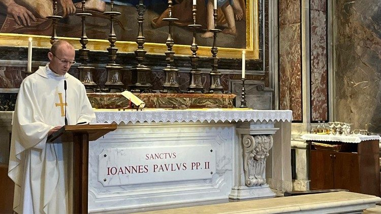 Ks. Wojciech Kućko przewodniczący Mszy św. przy grobie św. Jana Pawła II