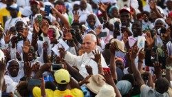 Le Pape Léon XIV lors de son tour en papamobile en Afrique.
