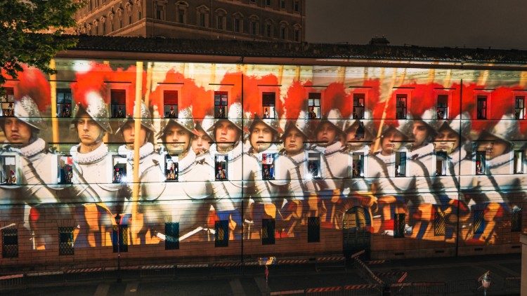 Lichtprojektion des Schweizer Lichtk&uuml;nstlers Gerry Hofstetter auf die Fassade der Kaserne der P&auml;pstlichen Schweizergarde im Vatikan anl&auml;sslich der Vereidigung der neuen Schweizergardisten am 6. Mai 2026.