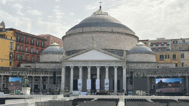 Maxi-schermi in Piazza del Plebiscito a Napoli per la visita del Papa
