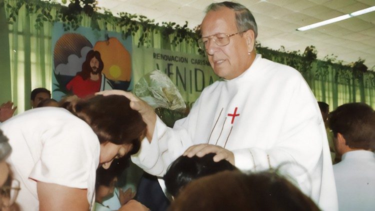 El padre Emiliano Tardif ejerciendo su ministerio
