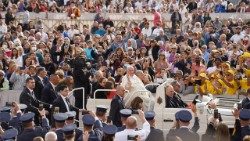 Recordar o Papa Francisco entre os fiéis na Praça São Pedro