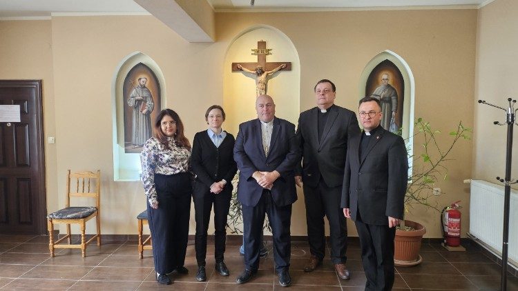 Монсеньор Румен Станев, отец Патрик Блонски и лекторите на конференцията