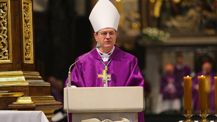 W homilii abp Tadeusz Wojda przypomniał drogę życia i posługi zmarłego hierarchy