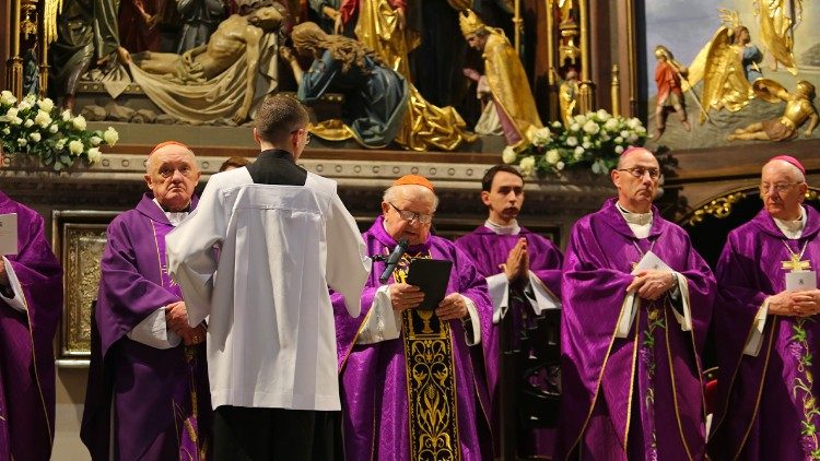 Eucharystii pogrzebowej przewodniczył kard. Stanisław Dziwisz