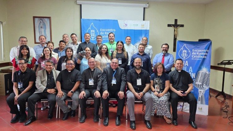 Participantes del encuentro de radios católicas en Guadalajara, México. 