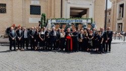 Die Delegation vom Augustiner-Bräu mit Biergespann vor der Papstaudienz am 9. Mai 2026 (Foto: Kathrin Güdemann)