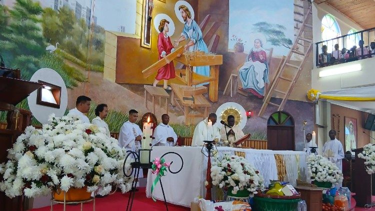Askofu Mkuu Amani akiongoza misa katika Parokia ya Olasiti huko Arusha,Tanzania]
