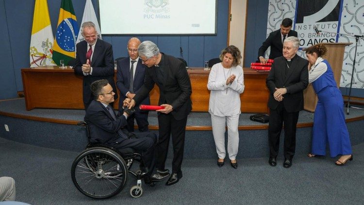 PUC Minas forma primeira turma de especializa&ccedil;&atilde;o apoiada pelo Vaticano