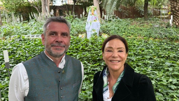 Catherine Demeter und Martin Liebh&auml;user bei einer Begegnung in der M&uuml;nchner Casa Santa Maria im Anschluss an die Audienz