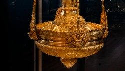 La lampada donata dai lucchesi come ex voto al Volto Santo.