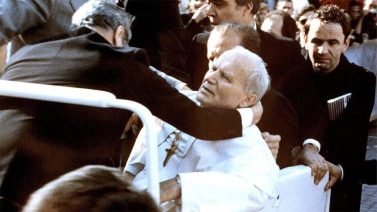 Šūvių sunkiai sužeistas popiežius šv. Jonas Paulius II Šv. Petro aikštėje 1981 m. gegužės 13 d.