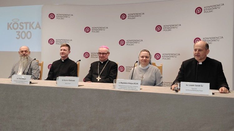 Ks. Leszek Gęsiak poinformował, że została przygotowana specjalna strona internetowa www.kostka300.pl
