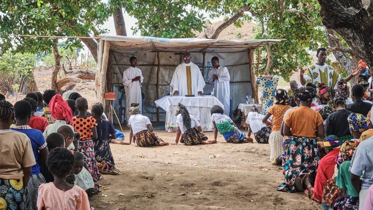 Heilige Messe in einem Fl&uuml;chtlingslager in der Di&ouml;zese Pemba. &copy; KIRCHE IN NOT