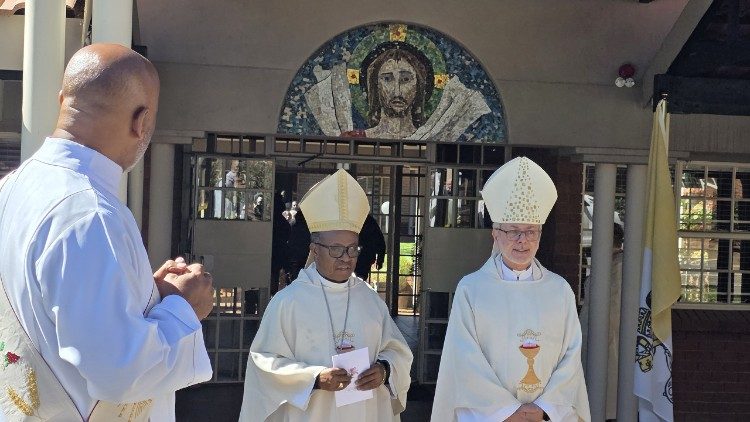 Dom In&aacute;cio Sa&uacute;re, Presidente da Confer&ecirc;ncia Episcopal de Mo&ccedil;ambique, concelebrou na Missa do funeral
