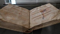 A Bíblia Atlântica é um valioso e monumental manuscrito bíblico em exibição na exposição “La Sapienza e os Papas” 