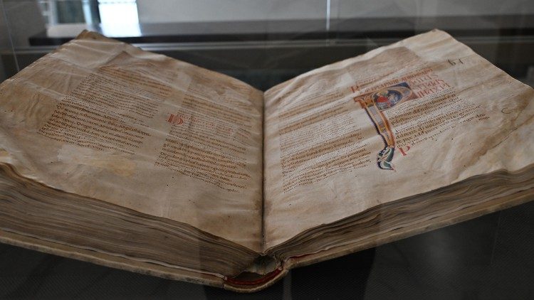 A Bíblia Atlântica é um valioso e monumental manuscrito bíblico em exibição na exposição “La Sapienza e os Papas” 